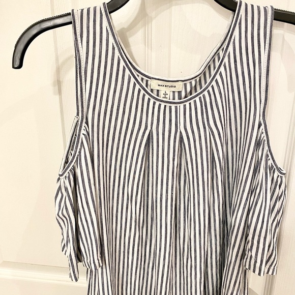 Max Studio cold shoulder top - Picture 4 of 6